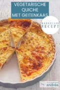 Een deel van een grijze stenen quichevorm met een geitenkaas sjalot quiche. Een punt is eruitgesneden en ligt erbovenop. Een tekst bovenin: makkelijk recept, vegetarische quiche met geitenkaas
