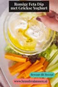 Een schaaltje met whipped feta dip met daaromheen rauwkost. Een tekst: romige feta dip met Griekse yoghurt