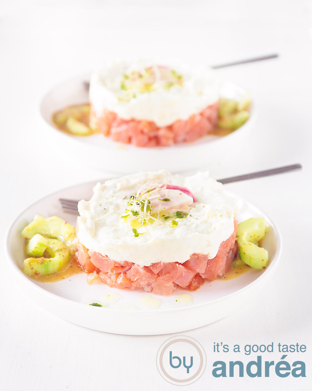 2 borden met Torentjes van gerookte zalm en geitenkaas