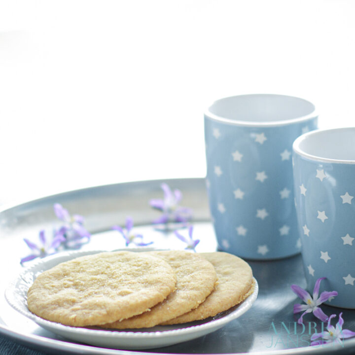 Gemberkoekjes op bord met koffie