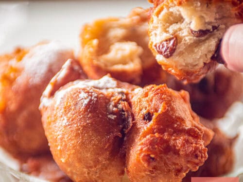 Een vierkante foto met oliebollen in een glazen schaal