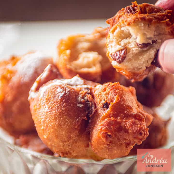 Een vierkante foto met oliebollen in een glazen schaal