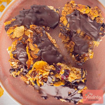 Mueslirepen met pure chocolade en noten (eenvoudige snack)