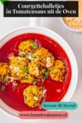Een deel van een witte schaal met vega gehaktballetjes in tomatensaus. Een tekst bovenin: Corugetteballetjes in tomatensaus uit de oven.