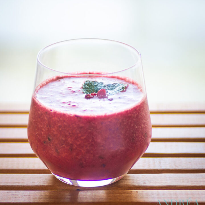 Granaatappel, bessen en sinaasappel smoothie