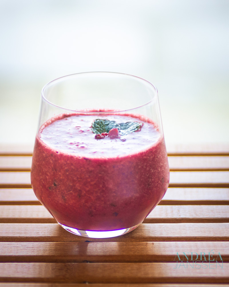 Granaatappel, bessen en sinaasappel smoothie