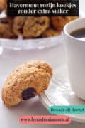 Havermout koekjes met appel en rozijnen. Een tekst bovenin: Havermout rozijn koekjes zonder extra suiker