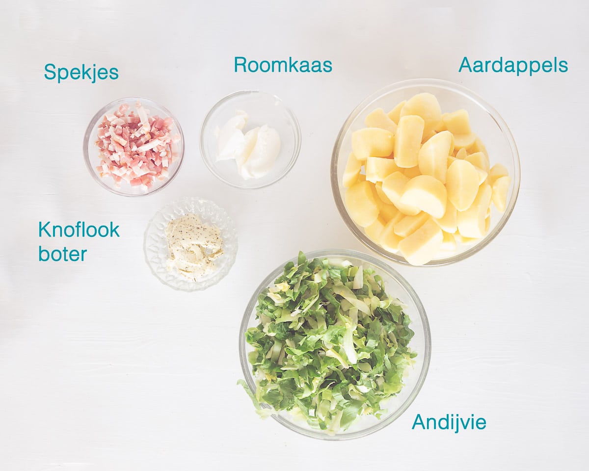 Ingrediënten Romige Andijviestamppot, individueel gelabeld op een witte ondergrond.