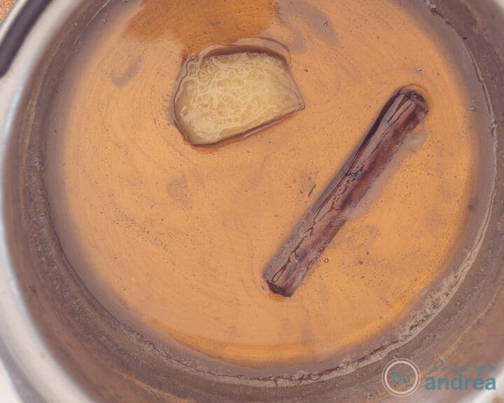 Laat het stoofpeer vocht verder inkoken in een steelpan