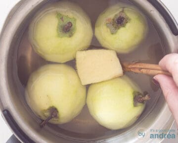 Een steelpan met stoofperen, Prosecco, kaneel en gember