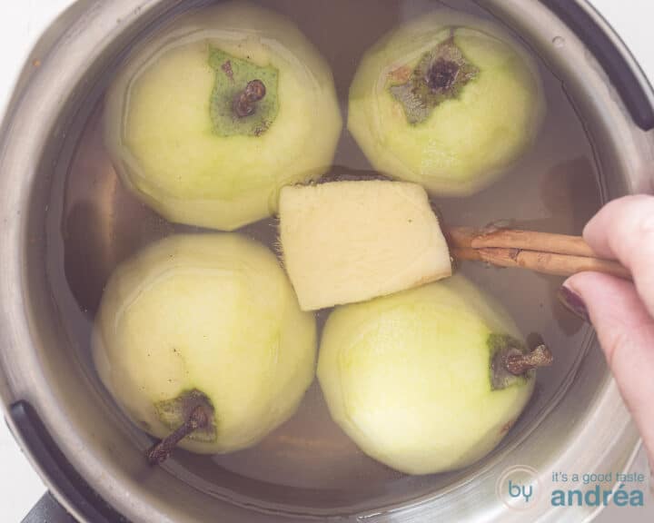 Een steelpan met stoofperen, Prosecco, kaneel en gember