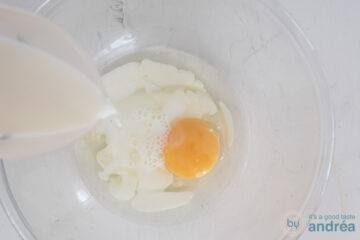 Giet melk bij het beslag voor de pancakes