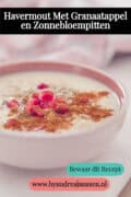 Een roze schaal met havermout met granaatappel, zonnebloempitten en kaneel. Een tekst: Havermout met granaatappel en zonnebloempitten.