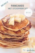 Een stapel pancakes met stoofperen erbovenop en langs. Bovenin een tekst: brunch, pancakes met stoofperen, makkelijk recept