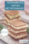 Twee hoofdgerechten met roggebroodjes gevuld met roomkaas, gerookte zalm en komkommer. Een tekst: makkelijk recept, roggebrood hapjes met roomkaas