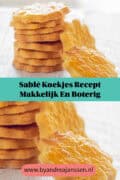 Twee foto's van sablé koekjes op een witte ondergrond (stapeltje met wat losse koekjes) in het midden de tekst: sable koekjes recept makkelijk en boterig