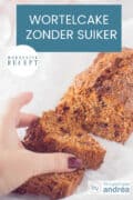 Een deel van een suikervrije wortelcake waar een plakje af is gesneden dat wordt gepakt. Een tekst bovenin: makkelijk recept, wortelcake zonder suiker