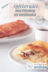 Rechts in de voorgrond een stukje apfelstrudel, daarachter een wit kopje en meer strudel. Bovenin een tekstbeschrijving van het recept.