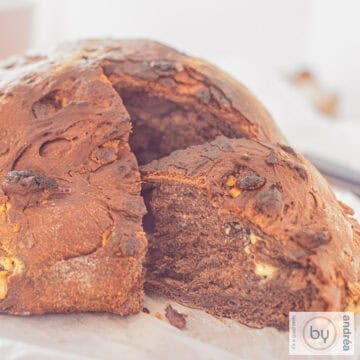 Vierkante afbeelding van chocoladebrood, waaruit een snee is gesneden.