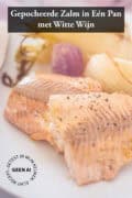 Twee stukken gepocheerde zalm met groenten op een wit bord. Een tekst bovenin: gepocheerde zalm in een pan met witte wijn.