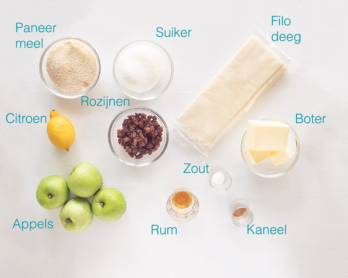 Ingrediënten Apfelstrudel met Filodeeg op een witte ondergrond met een tekstbeschrijving