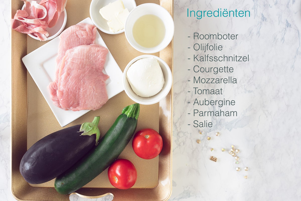 Ingrediënten Italiaanse Kalfsvlees met Salie uit de Oven op een gouden dienblad op een marmeren ondergrond. Aan de rechterzijde een opsomming van de ingrediënten