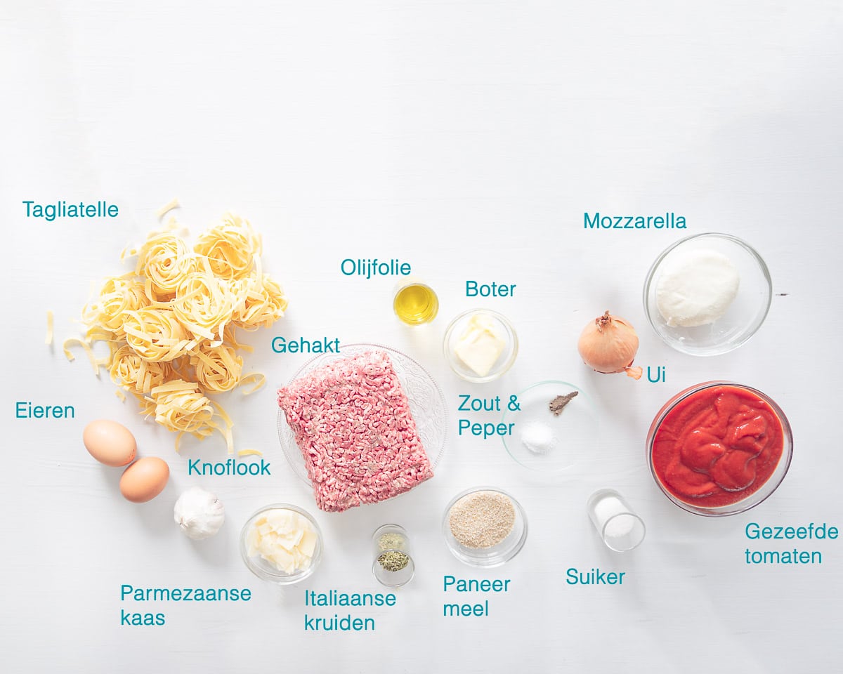 Ingrediënten Tagliatelle uit de Oven met Gehakt, individueel gelabeld op een witte ondergrond