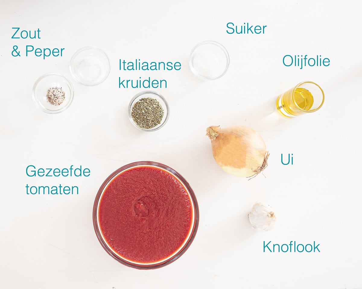 Ingrediënten Tomatensaus Panpizza, individueel gelabeld op een witte ondergrond