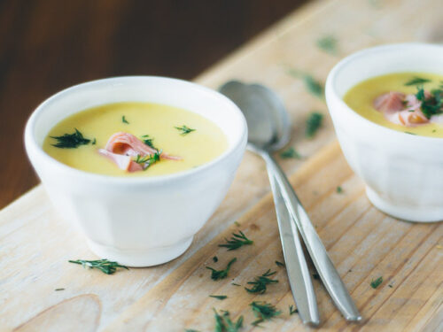 Koninginnensoep met gerookte zalm - creamy chicken soup with smoked salmon and dill