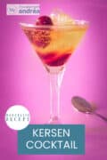 Een cocktail gevuld met kersen en prosecco op een roze achtergrond. Een tekst bovenin: kersen cocktail, makkelijk recept