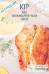 Twee kipfilets, goudbruin gebakken, van bovenaf gefotografeerd met een sinaasappel tijm saus. Een tekstoverlay: avondeten, kip met sinaasappel tijm saus, eenvoudig recept, smaakvol