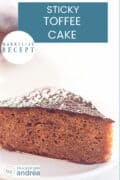 Een stuk Sticky Toffee Cake op een wit bord. Bovenin een tekst: sticky toffee cake, makkelijk recept