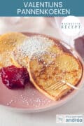 Drie hartvormige pannenkoeken op een roze bord. Bovenin een tekst: Valentijnspannenkoeken, makkelijk recept