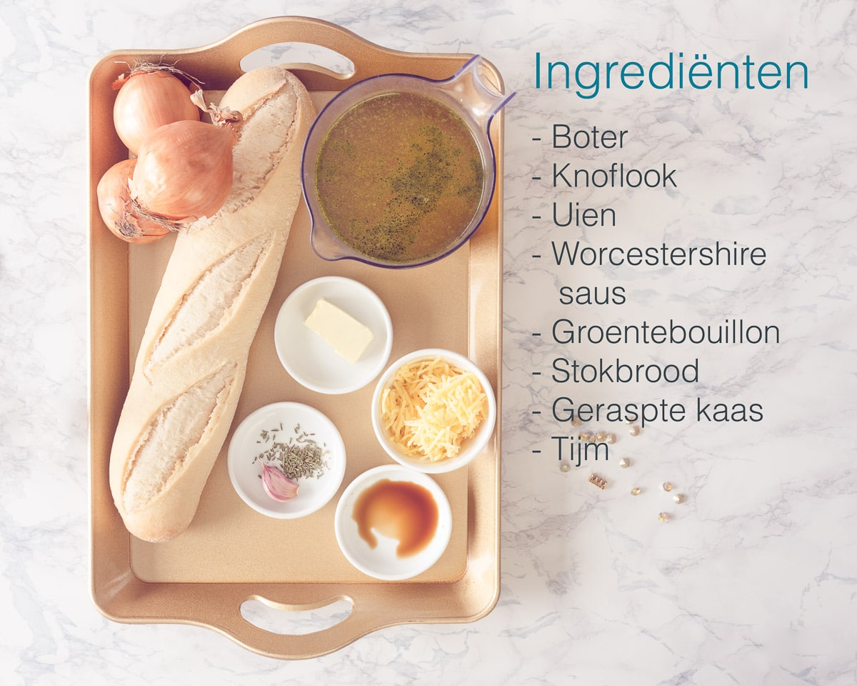 ingrediënten Makkelijke uiensoep met slechts 6 ingrediënten op een marmeren ondergrond. Een text overlay beschrijft de ingrediënten