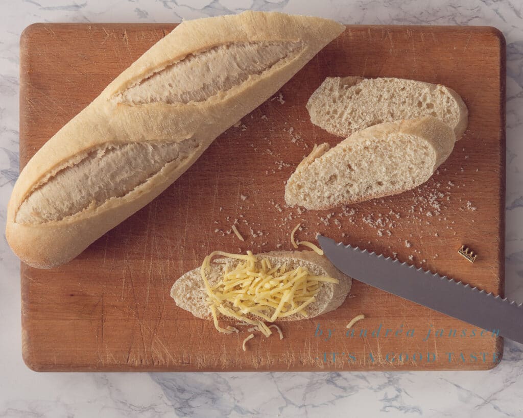 Beleg stokbrood met geraspte kaas