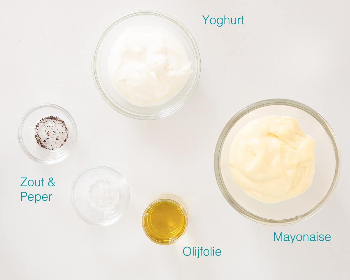 Ingrediënten Zelf Yoghurt Mayonaise Maken op een witte ondergrond met tekst ingrediënten