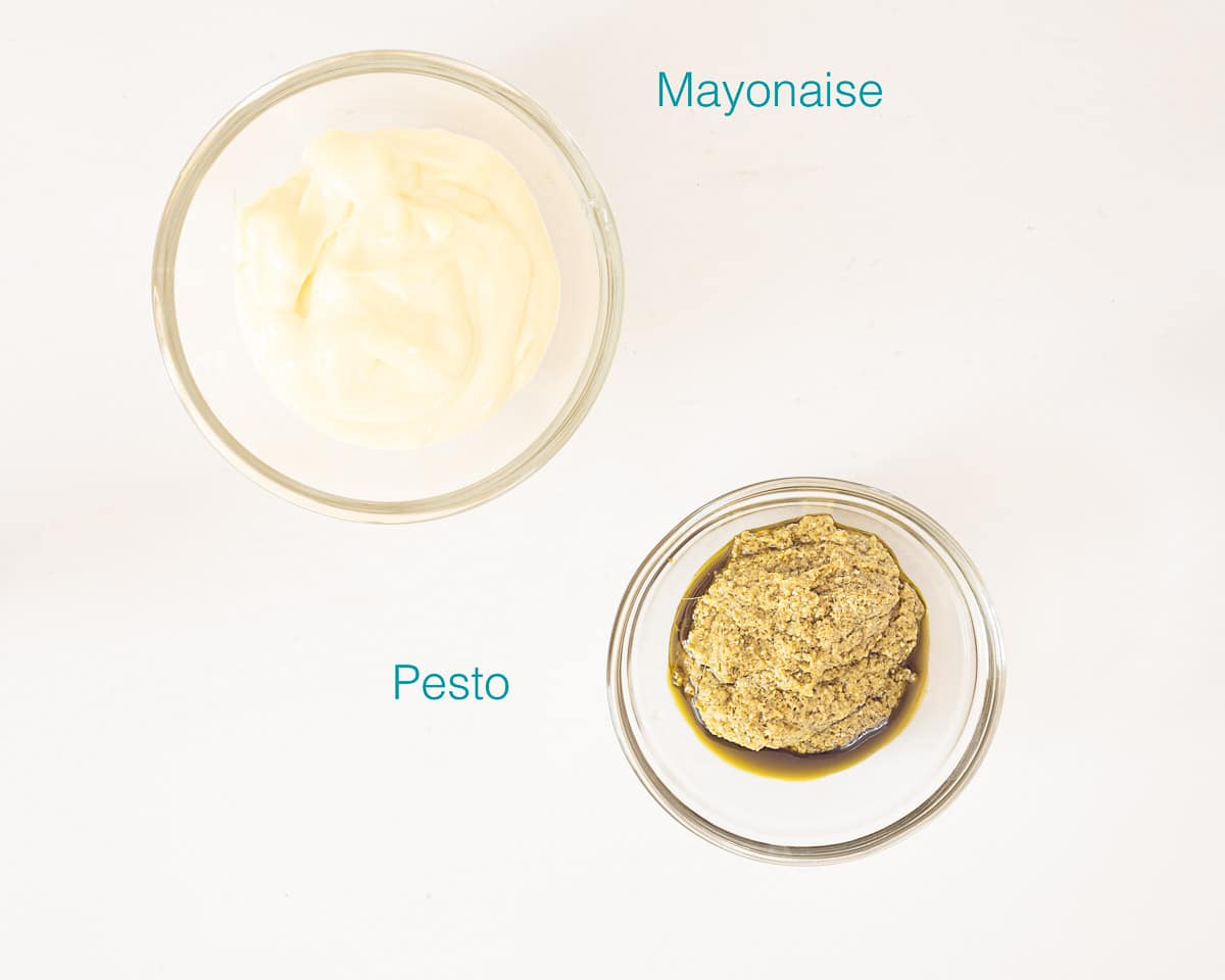 Ingrediënten Zelf pesto mayonaise maken op een witte ondergrond met tekst ingrediënten