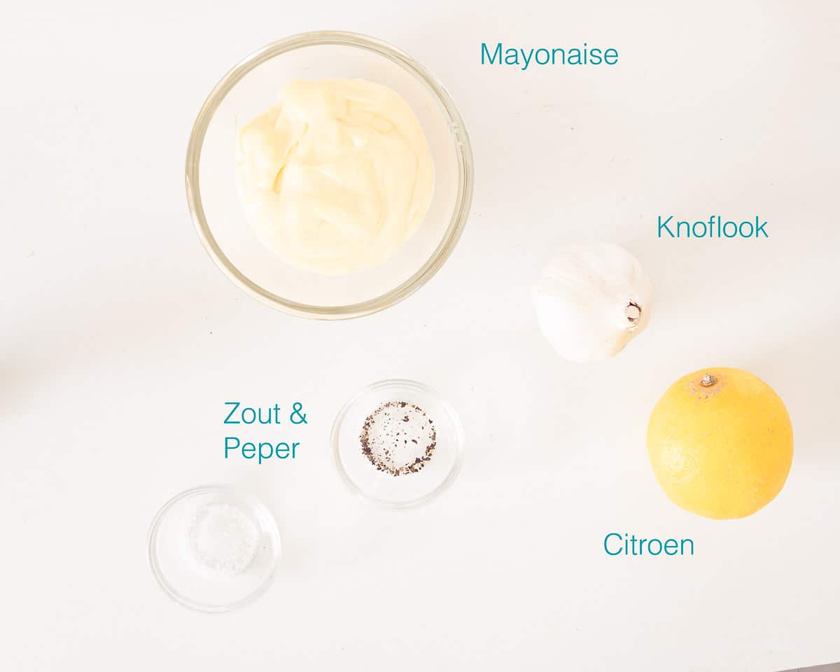 Ingrediënten zelf knoflookmayonaise aioli maken op een witte ondergrond met tekst ingrediënten
