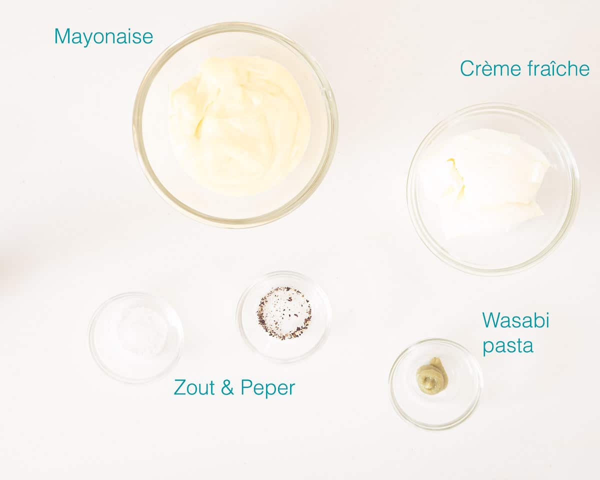 Ingrediënten zelf wasabi-mayonaise maken op een witte ondergrond met tekst ingrediënten