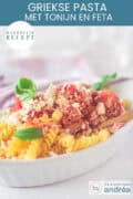 Een deel van een wit ovenschaaltje gevuld met fusilli, tonijn, tomatensaus en feta. Een tekst: makkelijk recept, griekse pasta met tonijn en feta