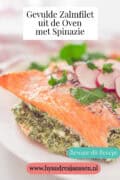 Een deel van een gevulde zalm met een romig spinazie mengsel op een wit bord. Een tekst: gevulde zalmfilet uit de oven met spinazie