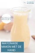 Een deel van een karaf gevuld met mayonaise. Een tekst overlay: makkelijk recept, mayonaise maken met de hand
