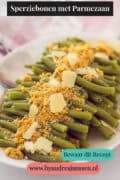 Een witte schaal met een laag boontjes, parmezaanse kaas en gekruid paneermeel. Een tekst bovenin: Sperziebonen met Parmezaan