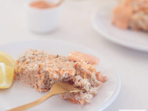 Een vierkante foto met twee bordjes met een plakje visterrine met kabeljauw en zalm. Whiskysaus in de achtergrond
