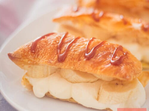 Een vierkante foto met drie banaan tompouces met karamel