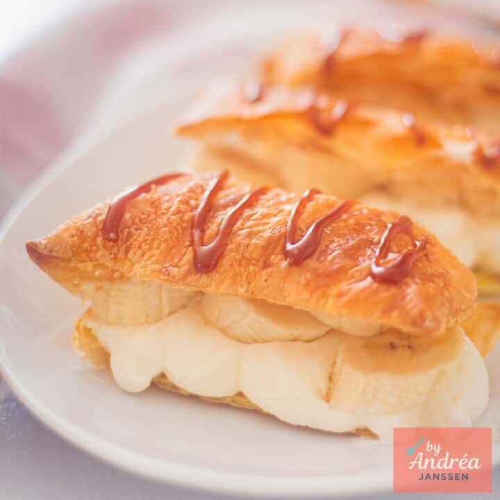 Een vierkante foto met drie banaan tompouces met karamel