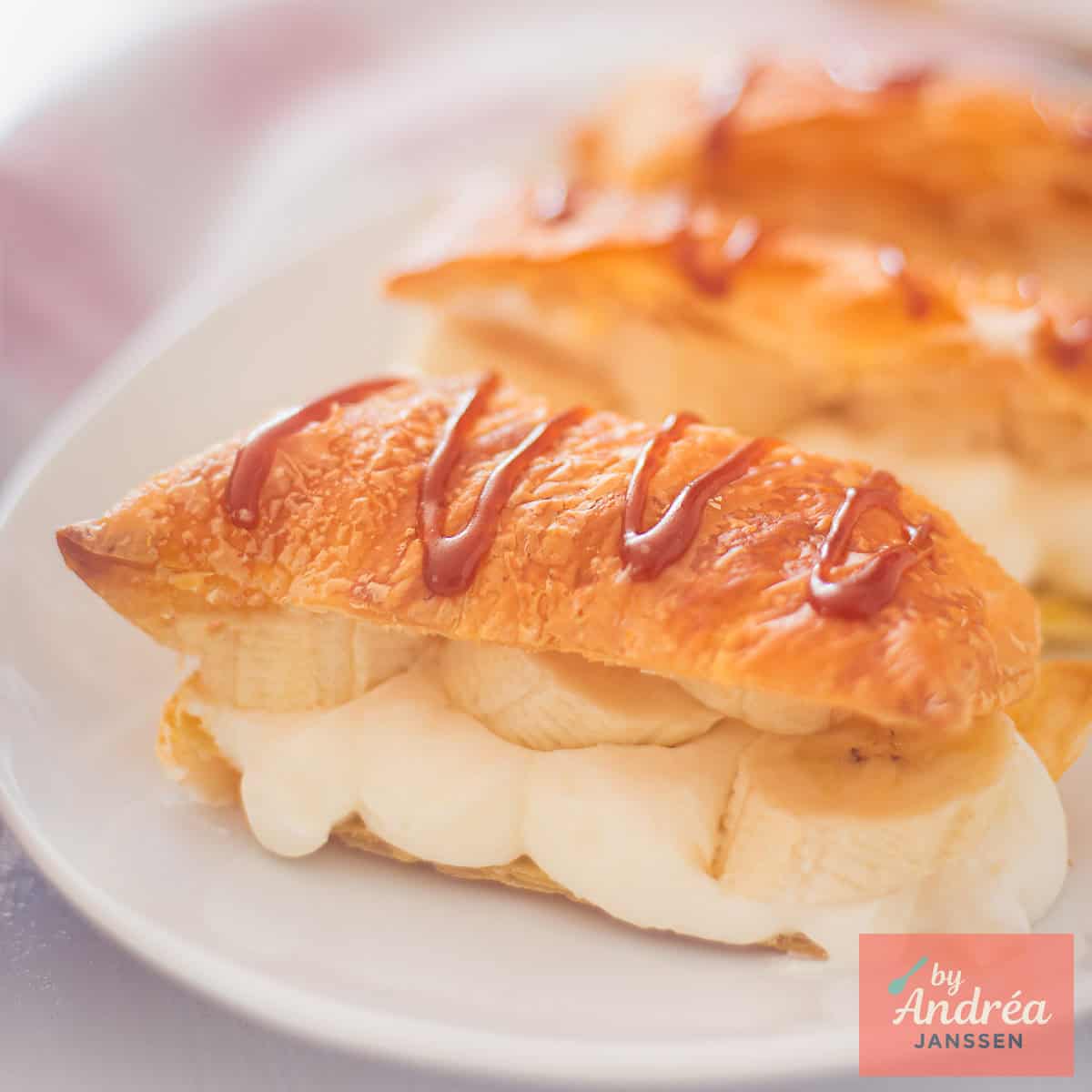 Een vierkante foto met drie banaan tompouces met karamel