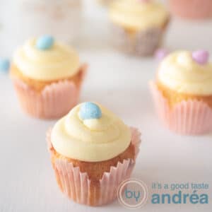 Vierkante foto met vier cupcakes met een paasei, vanille cupcake en boter crème topping