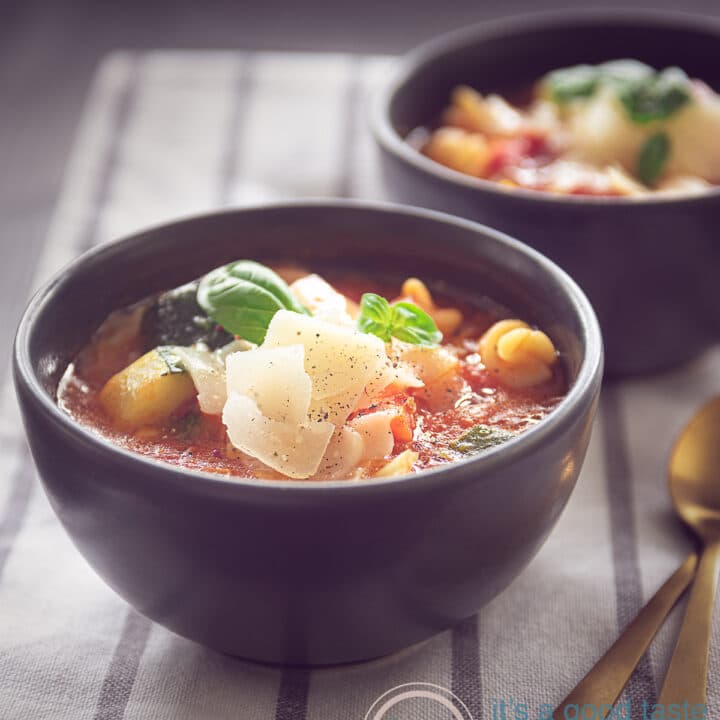 2 kommen met minestrone soep