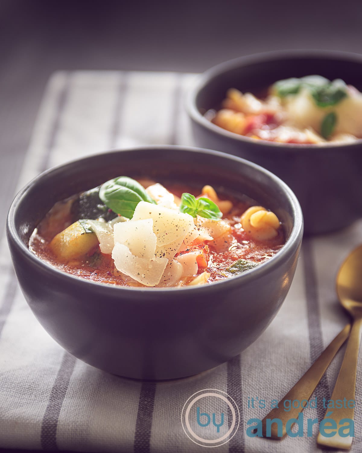 2 kommen met minestrone soep